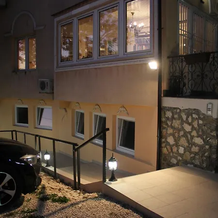 Apartment Center Star *